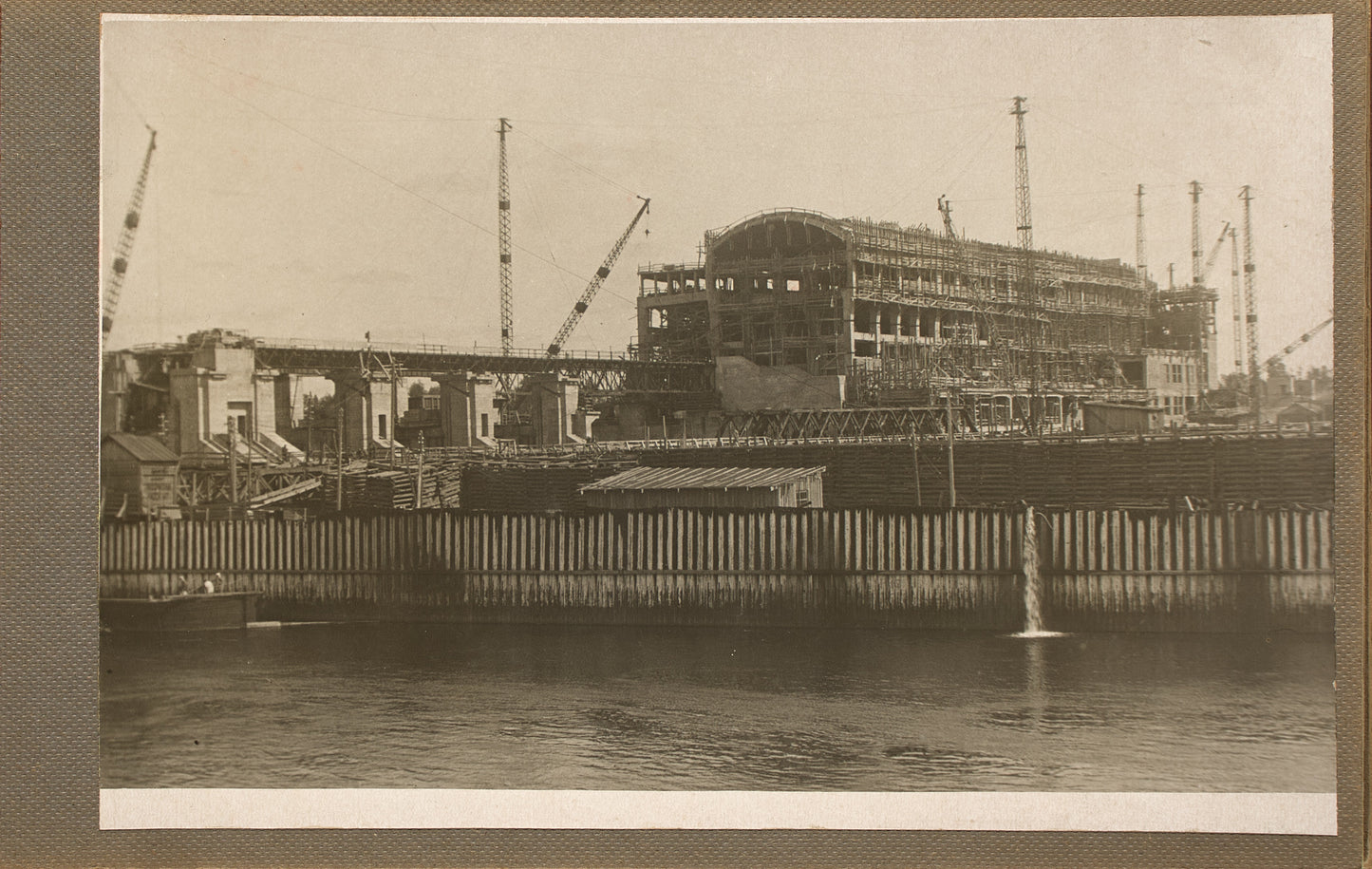 Construction on the Svir Hydroelectric Station. Rare photo album for the delegates.