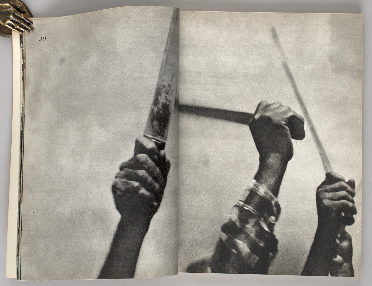 Las Manos de Guevara. [Guevara's Hands]. Photobook signed by the author.